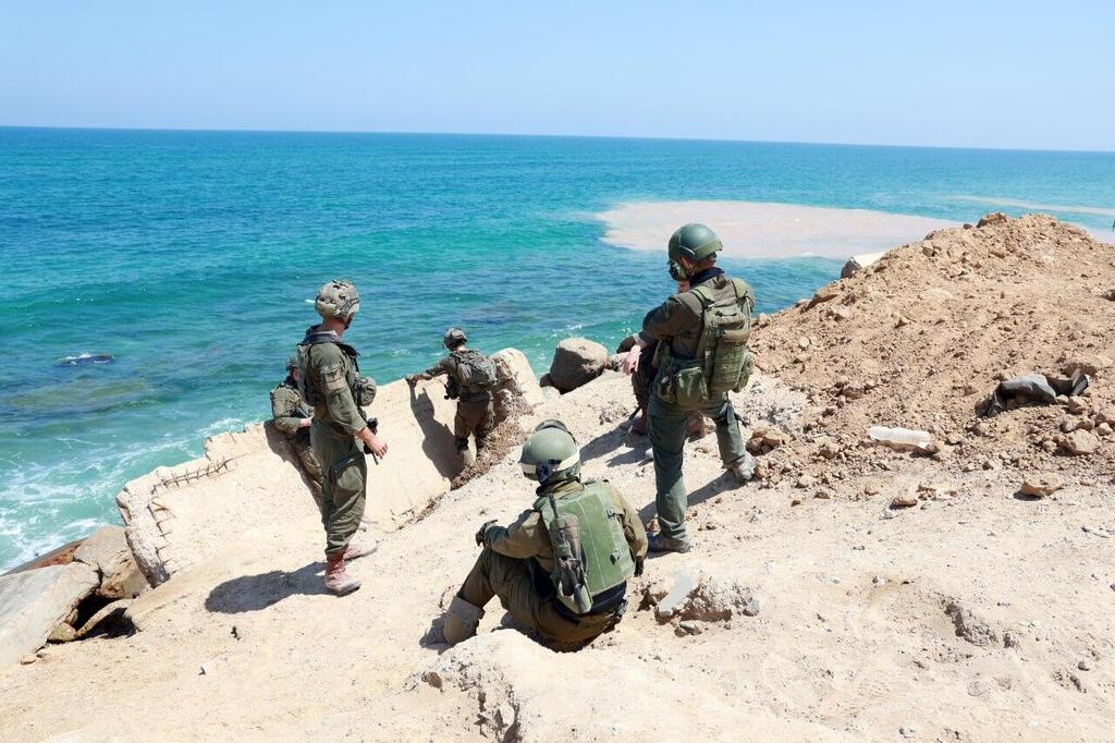 בובליל עם לוחמי הסיירת בחוף הים ברפיח (צילום: דנה קופל) נאור בובליל