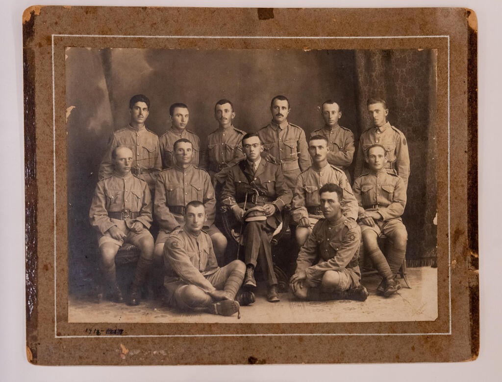 Ze'ev Jabotinsky (center) with Jewish soldiers (Photo: Shalev Shalom) לוחמים יהודים במלחמת העולם הראשונה