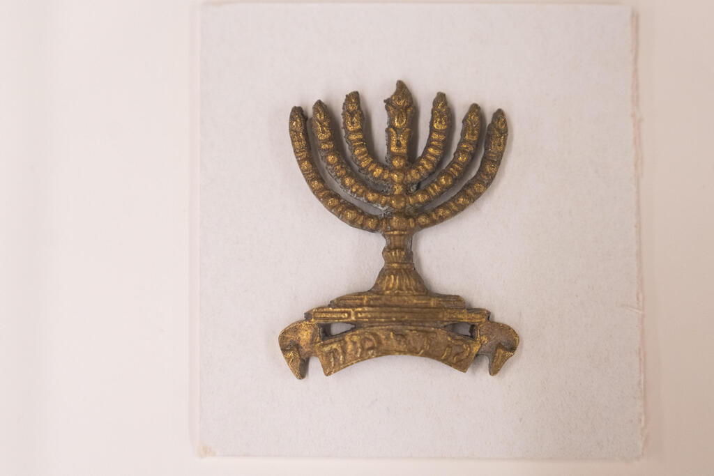 Menorah emblem belonging to the Jewish Legion (Photo: Shalev Shalom) הסמל על הכומתה של הגדוד העברי