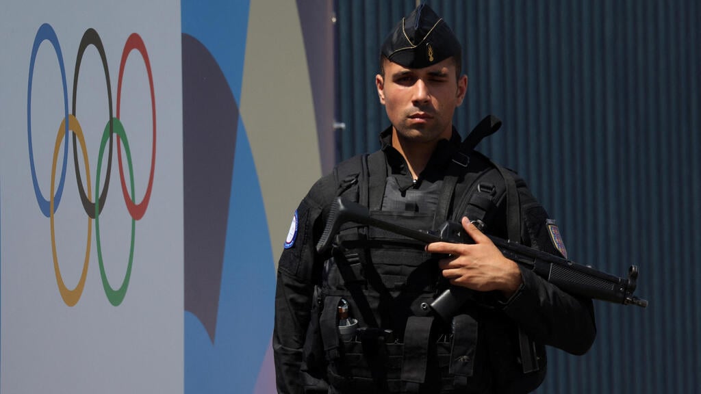 French police on alert ahead of the 2024 Olympic Games (Photo: Kevin Coombs / Reuters) צרפת לקראת אולימפיאדה ב פריז שוטרים משטרה