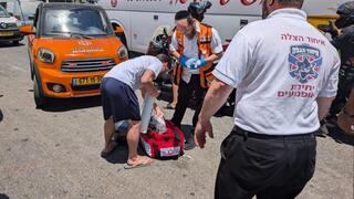 זירת תאונת הדרכים בבני ברק בה נפצעה ילדה מרכב שפגע בה