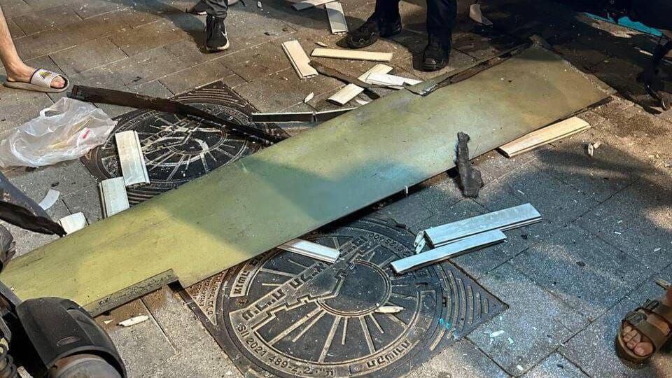 Drone fragments in Tel Aviv (Photo: Yariv Katz) תיעוד מזירת הפיצוץ בתל אביב