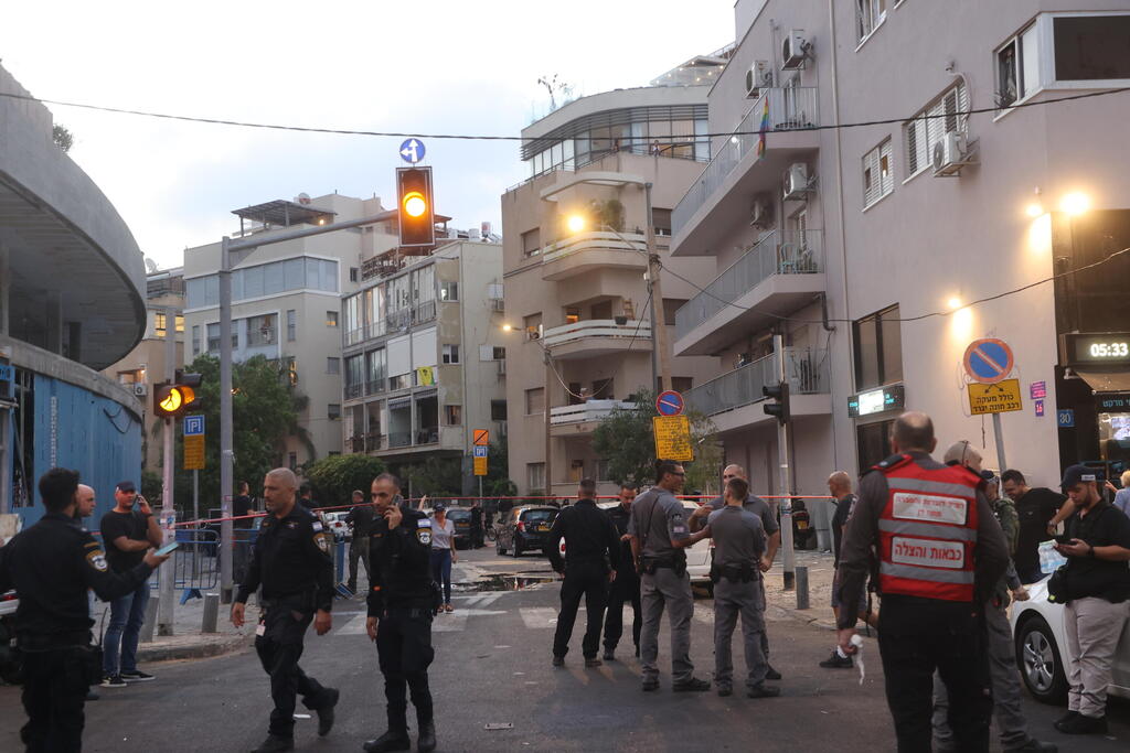 Emergency teams at drone strike site in Tel Aviv (Photo: Yariv Katz) זירת פגיעת הכטב"ם בתל אביב