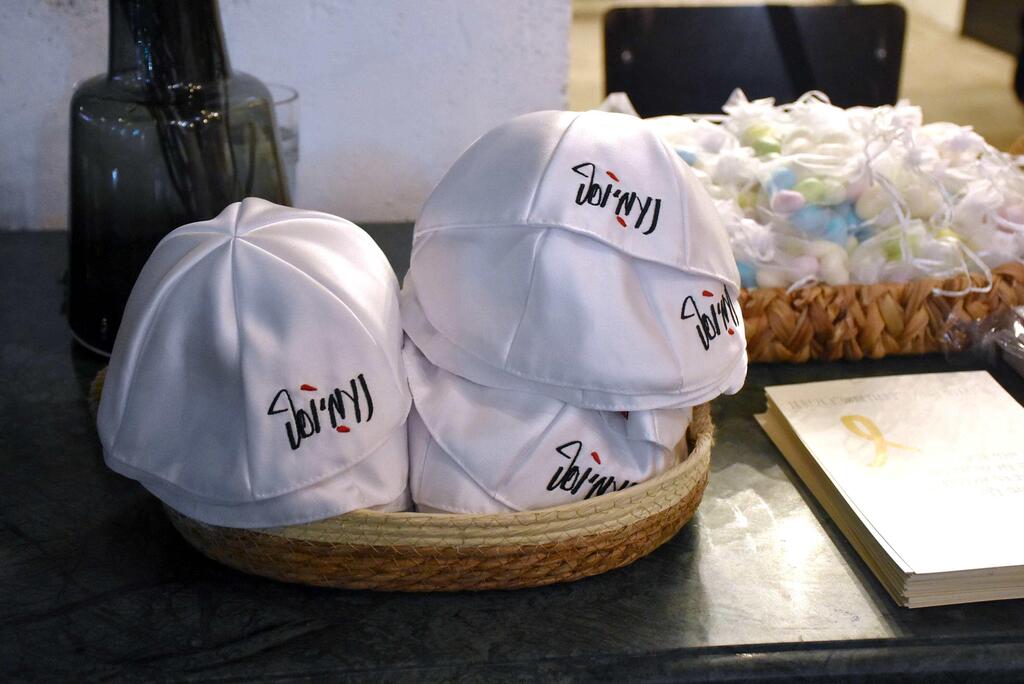 כיפה מישהו? (צילום: אמיר מאירי) קרן מור מנשה נוי חתונת הבת