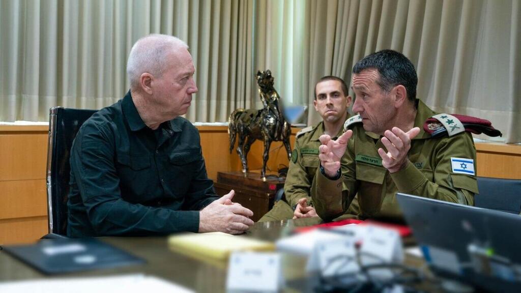 גלנט והרמטכ"ל גינו: "לא מתפרצים לבסיסי צה"ל" (צילום: אריאל חרמוני, משרד הביטחון) דיון אישור תכניות מבצעיות בהשתתפות יואב גלנט והרצי הלוי