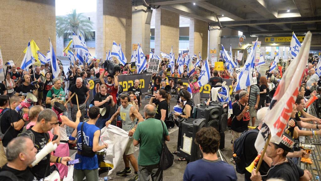 מחאה של משפחות החטופים בנתב"ג (צילום: קובי קואנקס) מחאה של משפחות החטופים בנתב"ג