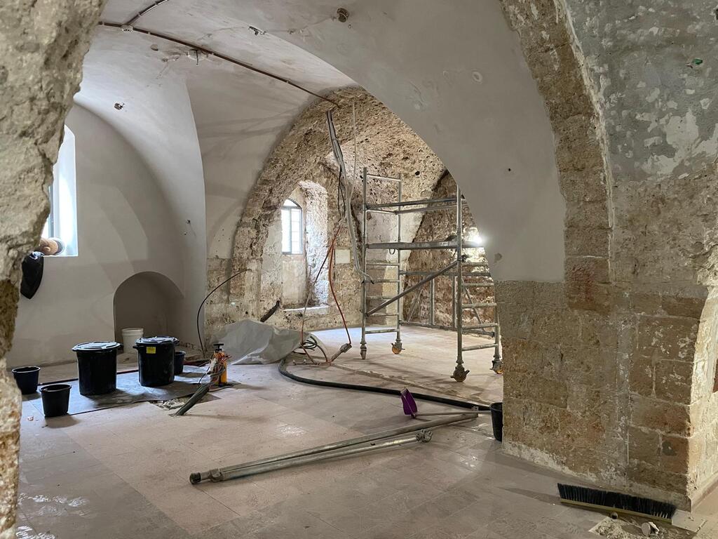 שימור חלל הפנים של המבנה ושימור החזיתות והקשתות (צילום: אולגה חוסיד) במהלך העבודות על תיאטרון הסימטה, יפו העתיקה
