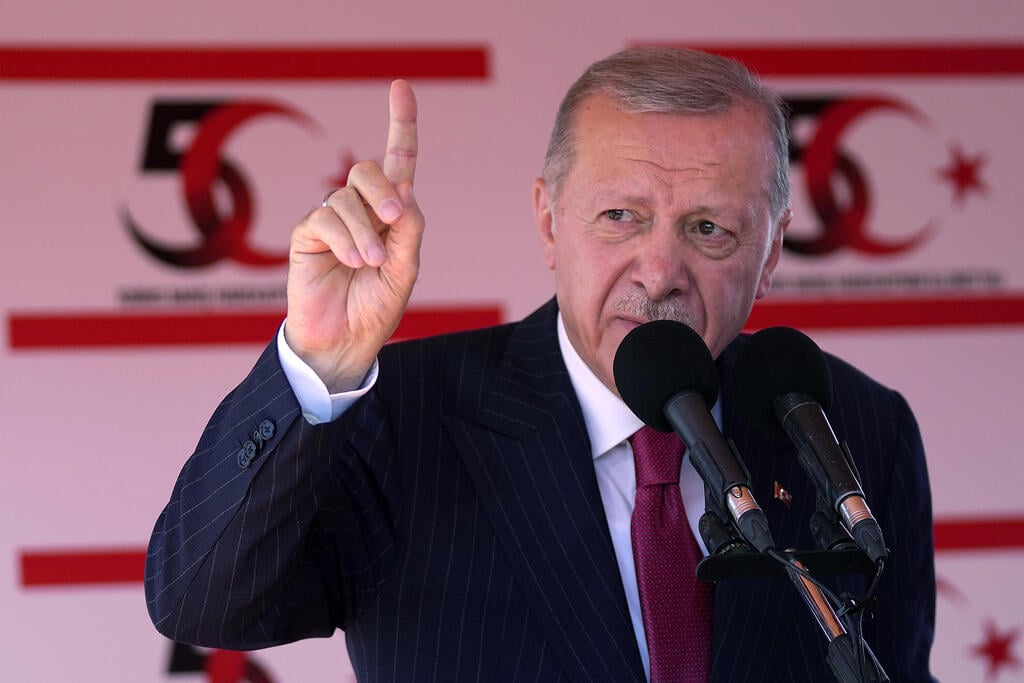 Recep Tayyip Erdoğan (Photo: AP Photo/Petros Karadjias) ארדואן ב מצעד צבאי בחגיגות ב צפון קפריסין בחלק הטורקי של ניקוסיה לציון 50 שנה פלישת טורקיה לאי 20 ביולי