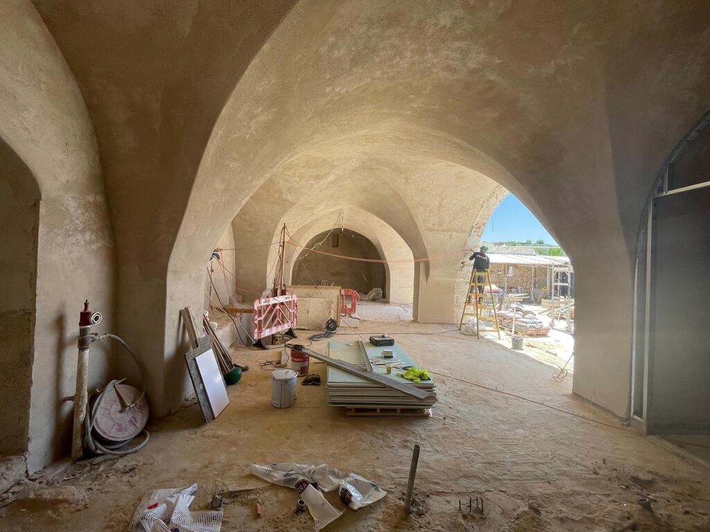 במהלך העבודות על תיאטרון הסימטה, יפו העתיקה (צילום: אולגה חוסיד) במהלך העבודות על תיאטרון הסימטה, יפו העתיקה
