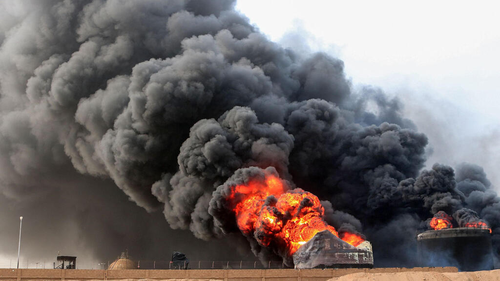 Oil tank continues to burn over a day after the Israeli air strike on Yemen (Photo: AFP) מיכלי אחסון נפט בנמל חודיידה תימן