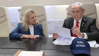 בנימין ושרה נתניהו ומשפחות החטופים לפני העלייה למטוס