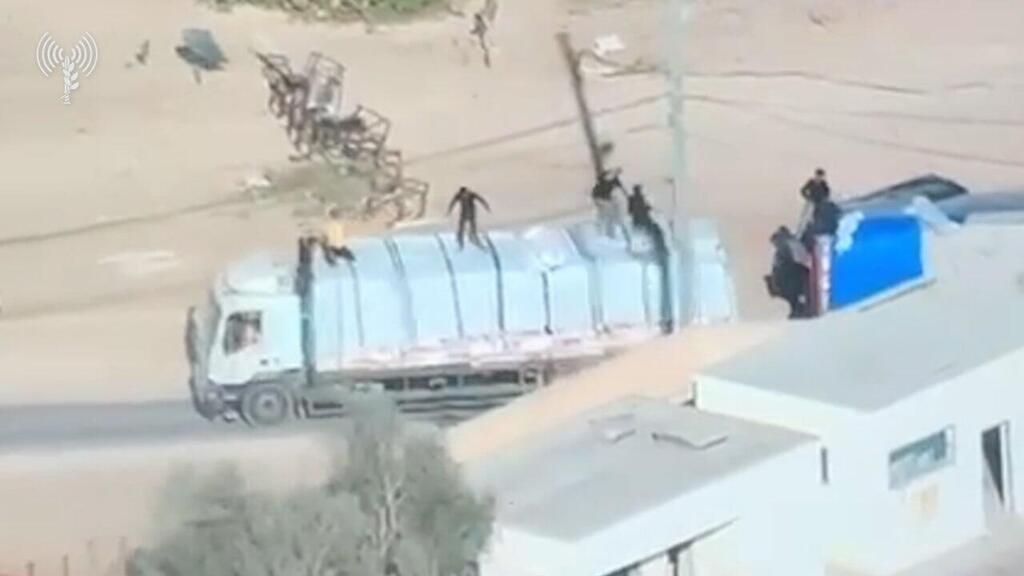 Hamas terrorists commandeer trucks carrying aid into Gaza (Photo: IDF) רפיח תיעוד של מחבלים חמושים מנסים להשתלט על משאיות הומניטריות ופעילות כוחות הנח"ל בשכנות ברזיל, רצועת עזה