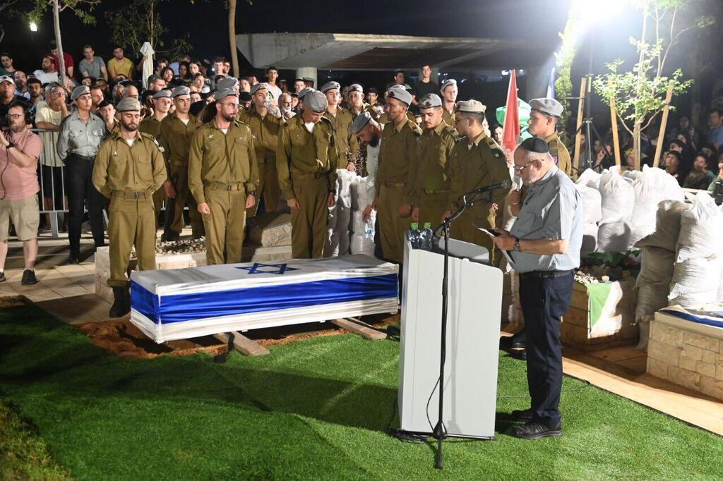 Lieutenant Kadmon's funeral at Modi'in cemetery (Photo: Yair Sagi) הלווייתו של סר"ן מרדכי קדמון ז"ל בבית העלמין הצבאי במודיעין