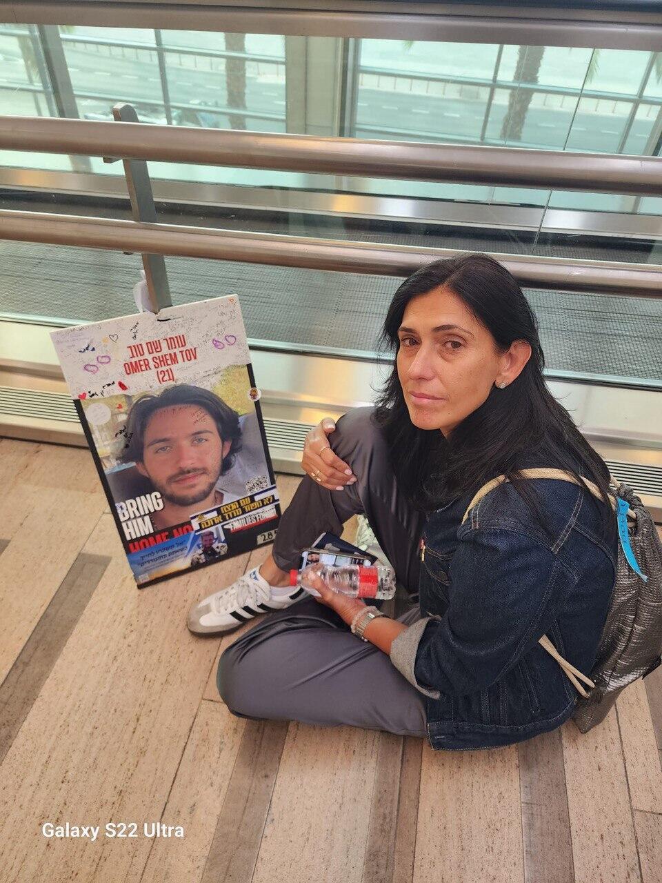 Joining the flight for her son Omer (Photo: Gaza Captives HQ) שלי שם טוב בנתב"ג לפני הטיסה לארה"ב