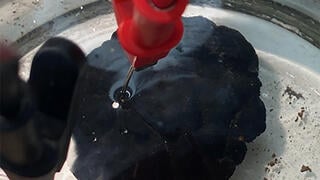 נודלות מנגן שנאספו מקרקעית האוקיינוס, נדגמות במעבדתו של הכימאי פרופ' פרנץ גייגר מאוניברסיטת נורת'ווסטרן