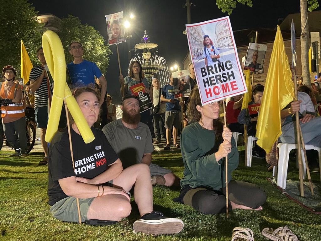 עסקת חטופים יכולה להיות גיים צ'יינג'ר (צילום: גיל יוחנן ) מחאת תמיכה בעסקת חטופים בירושלים, כיכר פריז