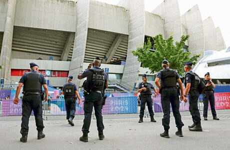שוטרים ליד האצטדיון בפריז, אתמול | צילום: רויטרס, Piroschka Van De Wou yk14013634