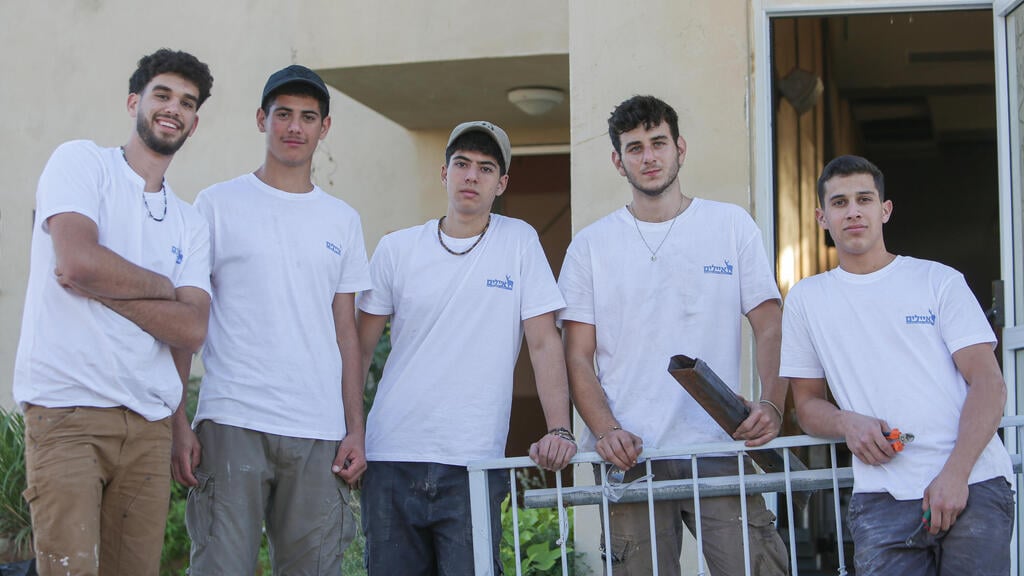 הראל חיאל (השמאלי ביותר) עם חבריו לשנת שירות. "הייתי בדיכאון במשך חודש" (צילום: דודי סאלם) הראל חיאל (משמאל) עם חברי שנת השירות