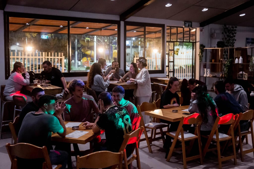 "הצלחנו להקים כאן סצנה מגניבה". פאב "סתלבט" בכפר "איילים" באופקים (צילום: יהל בטיטו) הפאב החדש שנפתח לאחרונה בכפר של איילים בעיר אופקים