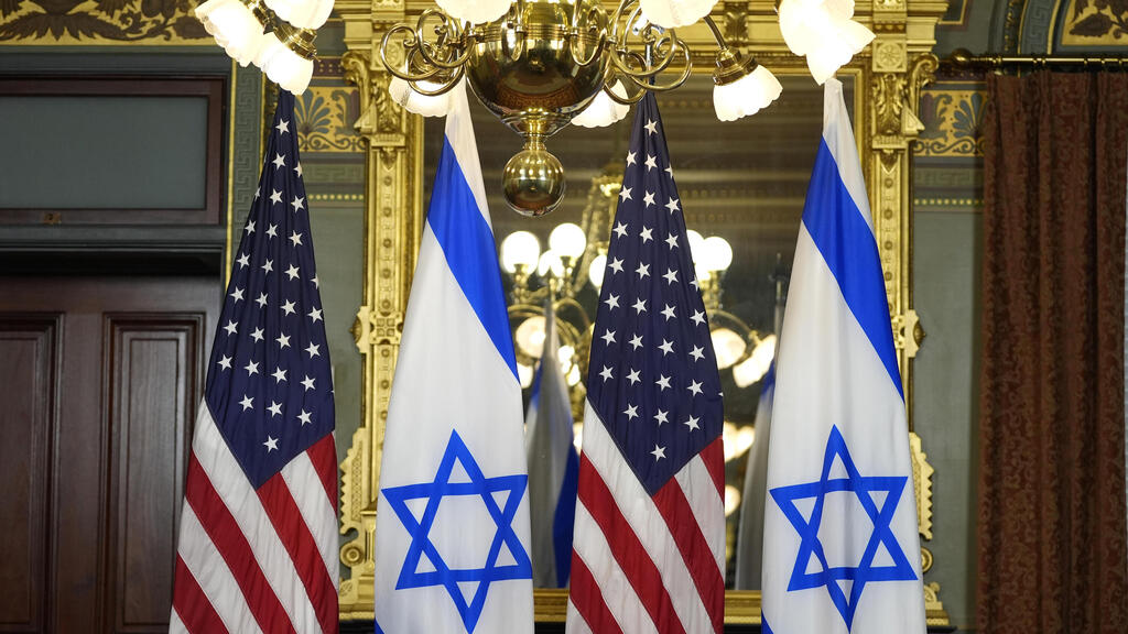צילום: AP /Julia Nikhinson סגנית הנשיא קמאלה האריס וראש ממשלת ישראל בנימין נתניהו בלשכת הטקסים של סגן הנשיא במתחם הבית הלבן בוושינגטון