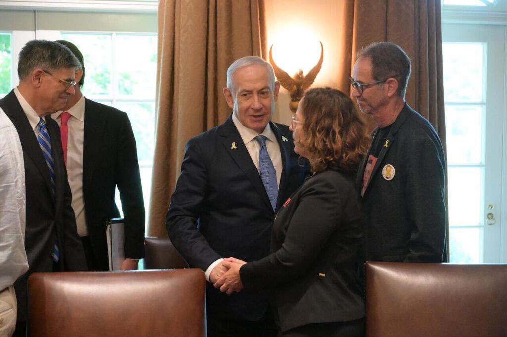 נתניהו עם בני משפחת נאוטרה (צילום: עמוס בן-גרשום, לע״מ.) ראש הממשלה בנימין נתניהו ונשיא ארצות-הברית ג׳ו ביידן מקיימים כעת פגישה עם משפחות החטופים