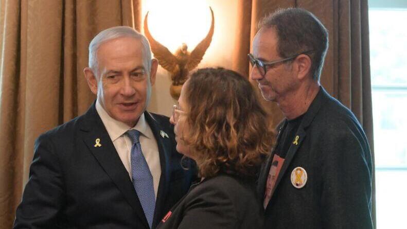 נתניהו עם אורנה ורונן נאוטרה. "קיבלנו יחס קר ומנוכר. מניעיו פוליטיים" (צילום: עמוס בן-גרשום, לע"מ) ראש הממשלה בנימין נתניהו ונשיא ארצות-הברית ג׳ו ביידן מקיימים כעת פגישה עם משפחות החטופים
