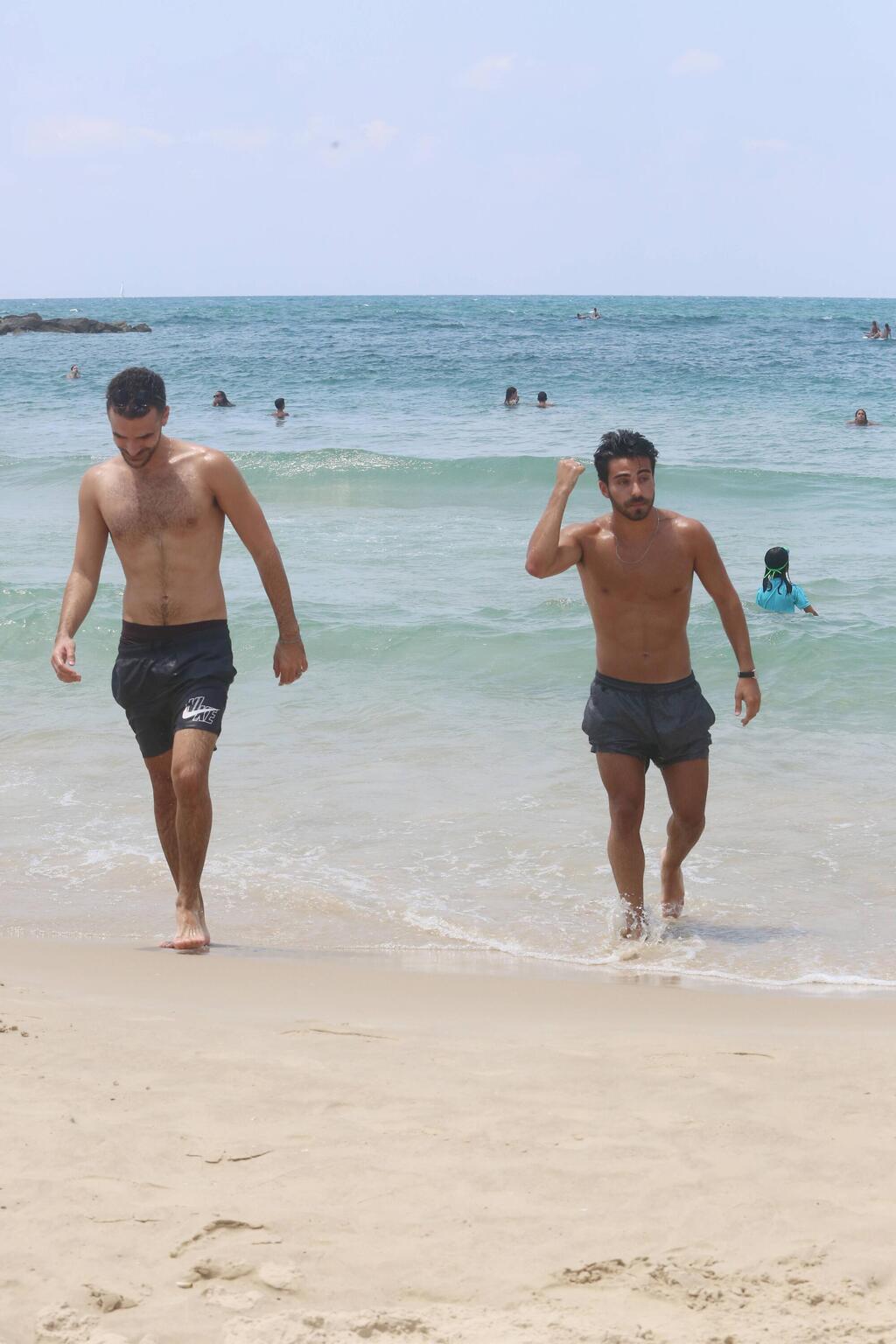 רגילים לראות אותם לבושים יותר (צילום: מוטי לבטון) יהודה בוחבוט שון אמסלם פפראצי
