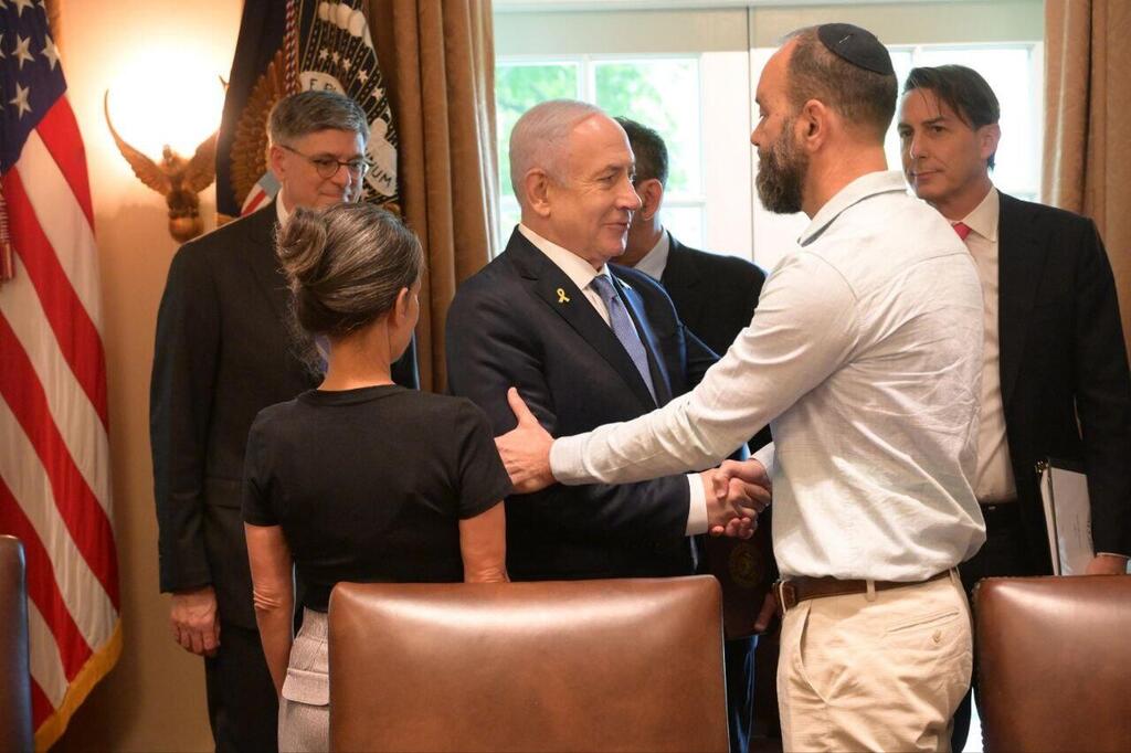 הוריו של הירש עם נתניהו (צילום: עמוס בן-גרשום, לע״מ.) ראש הממשלה בנימין נתניהו ונשיא ארצות-הברית ג׳ו ביידן מקיימים כעת פגישה עם משפחות החטופים