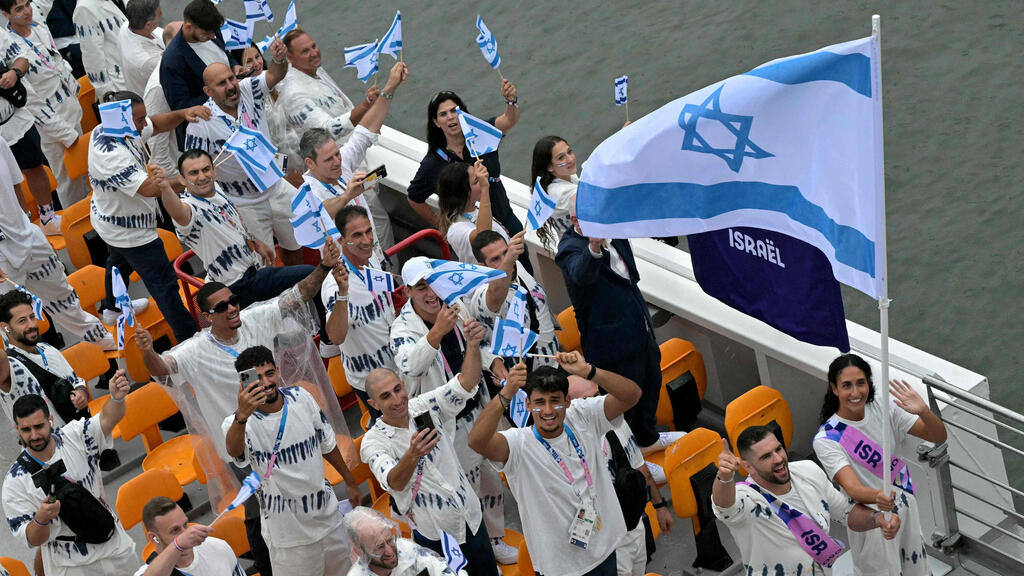 The Israeli delegation to the Paris Olympics at the Opening Ceremonies (Photo: Damien Meyer / AFP) המשלחת הישראלית
