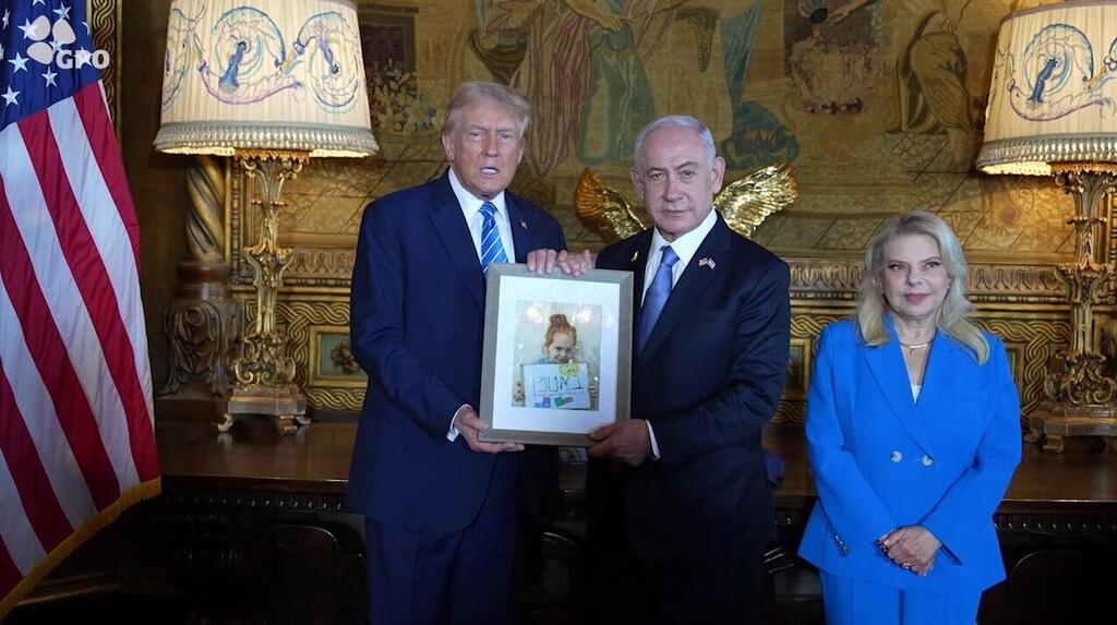נתניהו, טראמפ והתמונה (צילום: רועי אברהם, לע״מ) בנימין ושרה נתניהו נפגשים עם דונלד טראמפ ותמונתו של אריאל ביבס
