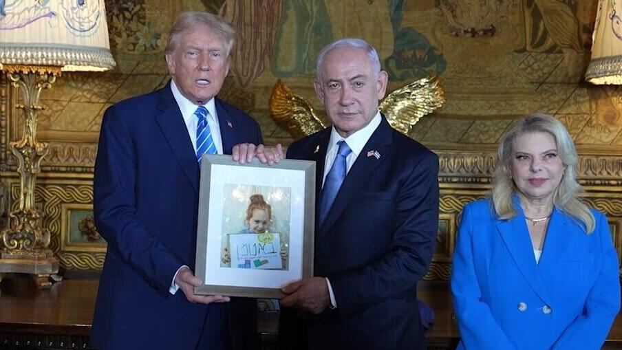 Donald Trump and Benjamin Netanyahu hold a picture of Ariel Bibas and a drawing he made (Photo: GPO) בנימין ושרה נתניהו נפגשים עם דונלד טראמפ ותמונתו של אריאל ביבס