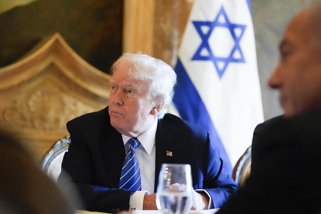 בנימין ושרה נתניהו נפגשים עם דונלד טראמפ (צילום: AP Photo/Alex Brandon) בנימין ושרה נתניהו נפגשים עם דונלד טראמפ ותמונתו של אריאל ביבס