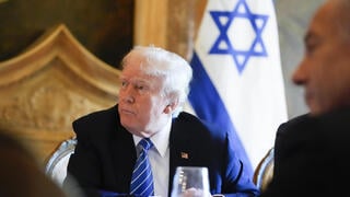 בנימין ושרה נתניהו נפגשים עם דונלד טראמפ ותמונתו של אריאל ביבס