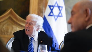 בנימין ושרה נתניהו נפגשים עם דונלד טראמפ ותמונתו של אריאל ביבס