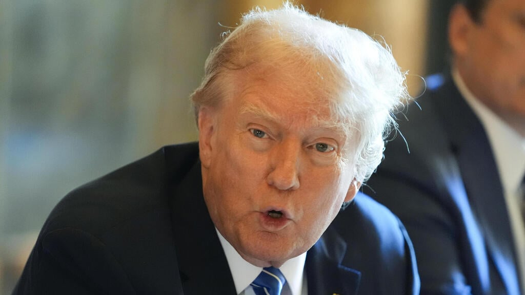 Donald Trump (Photo: AP Photo/Alex Brandon) בנימין ושרה נתניהו נפגשים עם דונלד טראמפ ותמונתו של אריאל ביבס