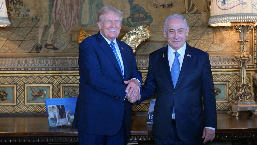 טראמפ עם נתניהו בקיץ בפלורידה. גם הוא הצהיר: די למלחמה (צילום: עמוס בן-גרשום) בנימין ושרה נתניהו נפגשים עם דונלד טראמפ