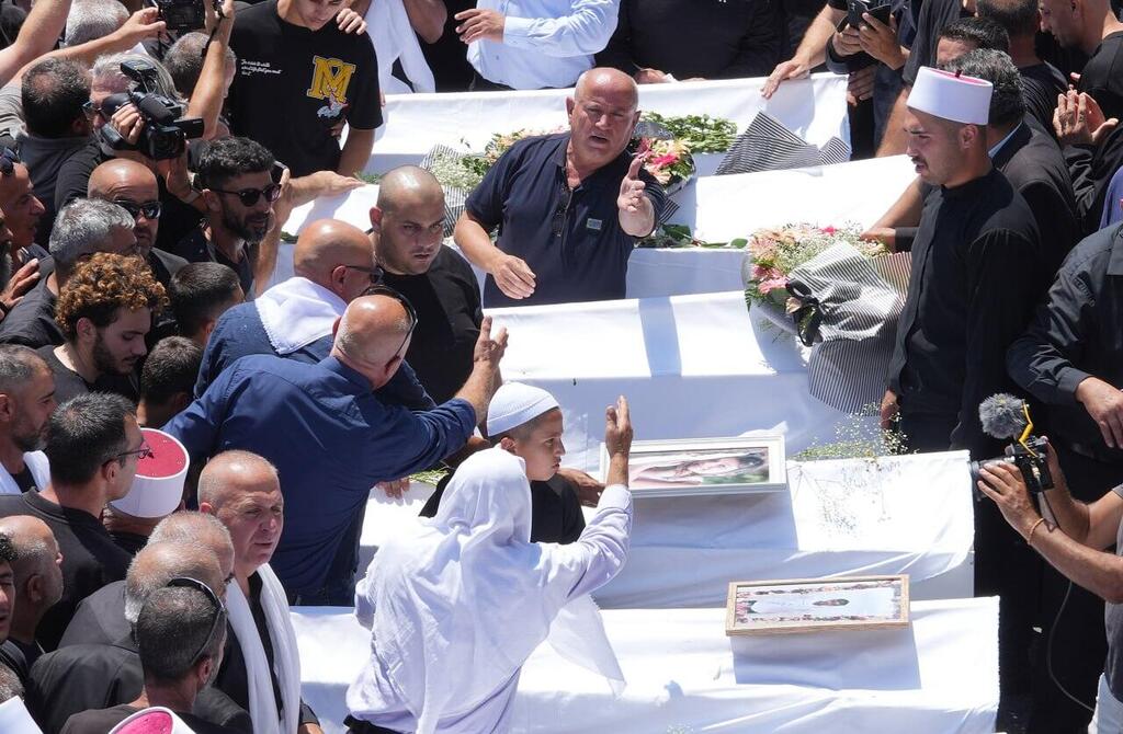 שיירת ההלוויות במג'דל שמס (צילום: אפי שריר ) שיירת ההלוויות במג'דל שמס