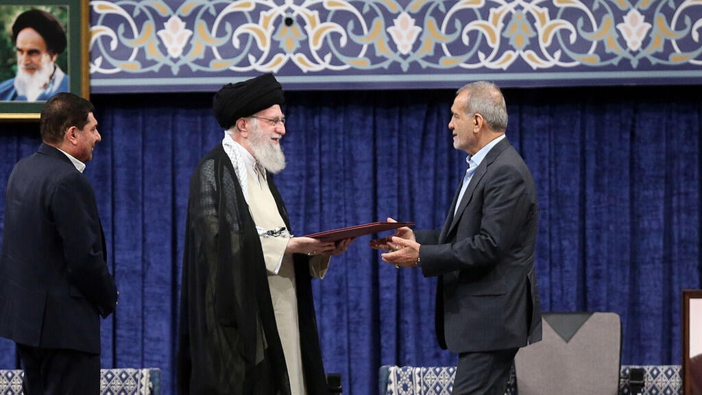 Iranian Supreme Leader and President Masoud Pezeshikan (Photo: EPA) Iranian Supreme Leader hands endorsement letter to President-elect Masoud Pezeshikan