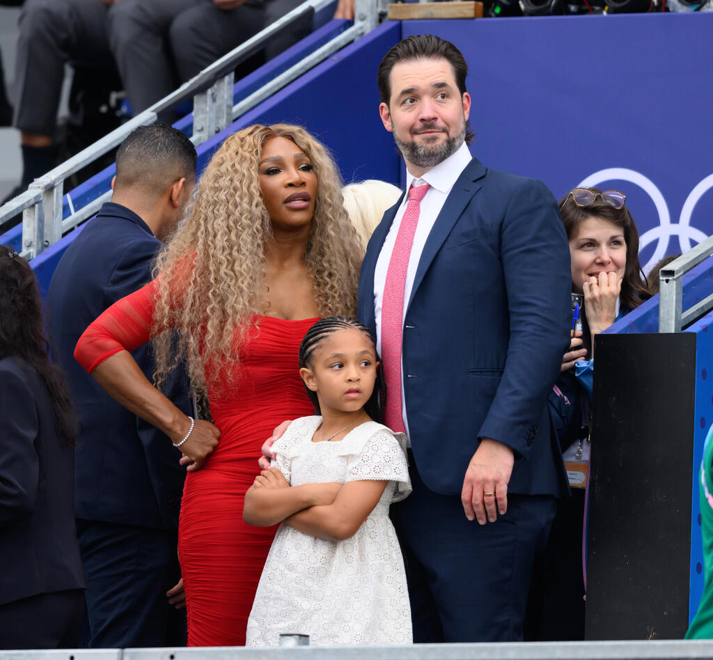 אולימפיה, לא ללמוד מאמא! (צילום: Karwai Tang/WireImage) סרינה וויליאמס, אלכסיס אוהניאן ובתם אולימפיה בטקס הפתיחה של אולימפיאדת פריז 2024