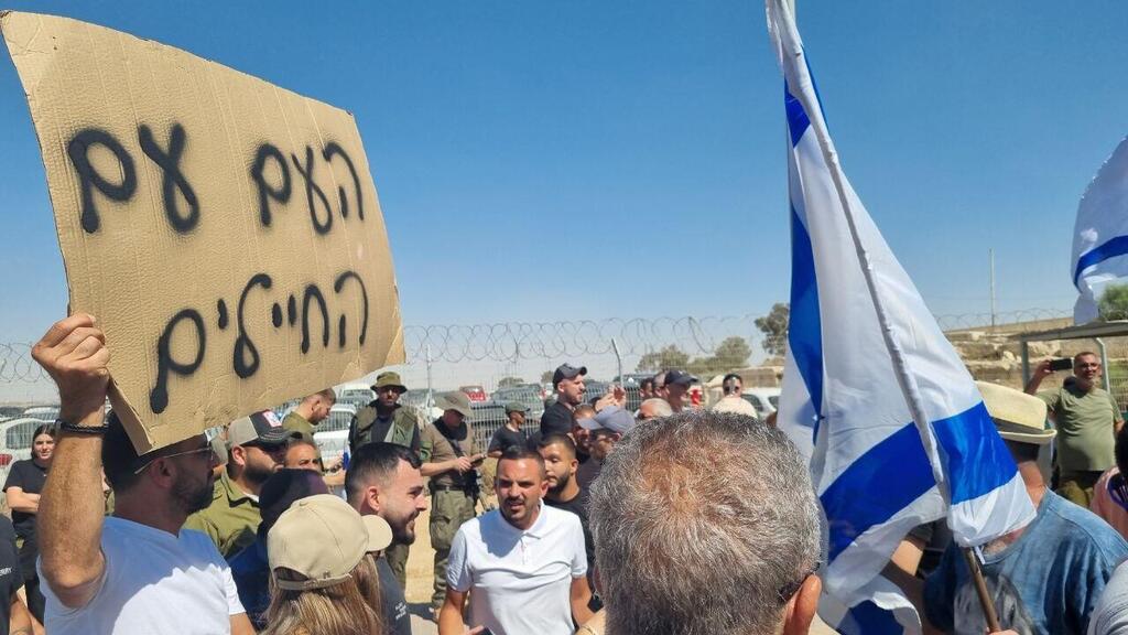 "העם עם החיילים". המפגינים שהגיעו לתמוך בחשודים בהתעללות מינית במחבל (צילום: אילנה קוריאל) מחאה נגד פשיטת המשטרה הצבאית על מתקן הכליאה בשדה תימן