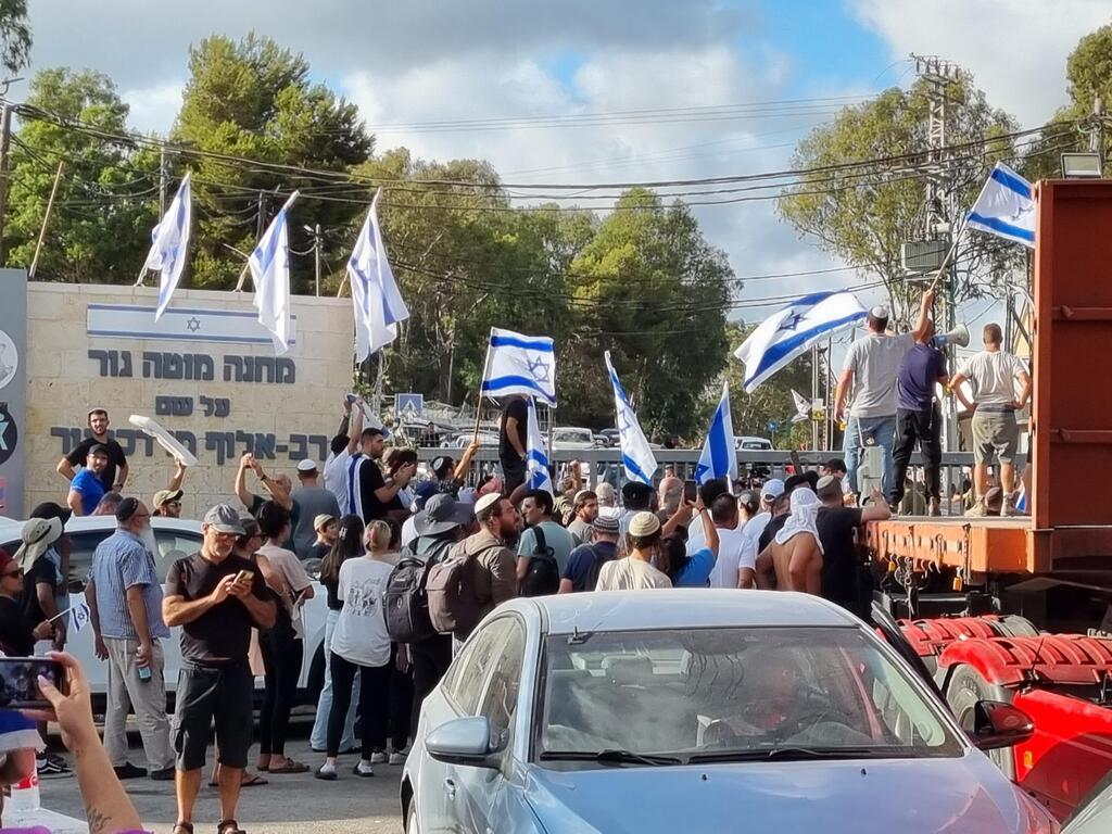 מחאה גם מחוץ לבית ליד (צילום: יריב כץ) הפגנת תמיכה בחיילים העצורים בחשד להתעללות במחבל - בית ליד