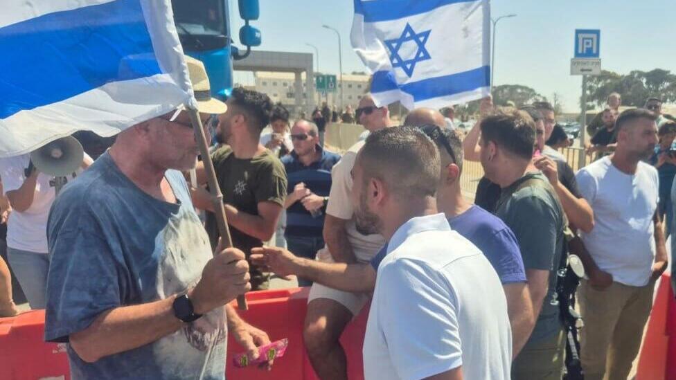 חלק תקפו עיתונאים. "בוגדים" (צילום: הרצל יוסף) מחאה נגד פשיטת המשטרה הצבאית על מתקן הכליאה בשדה תימן