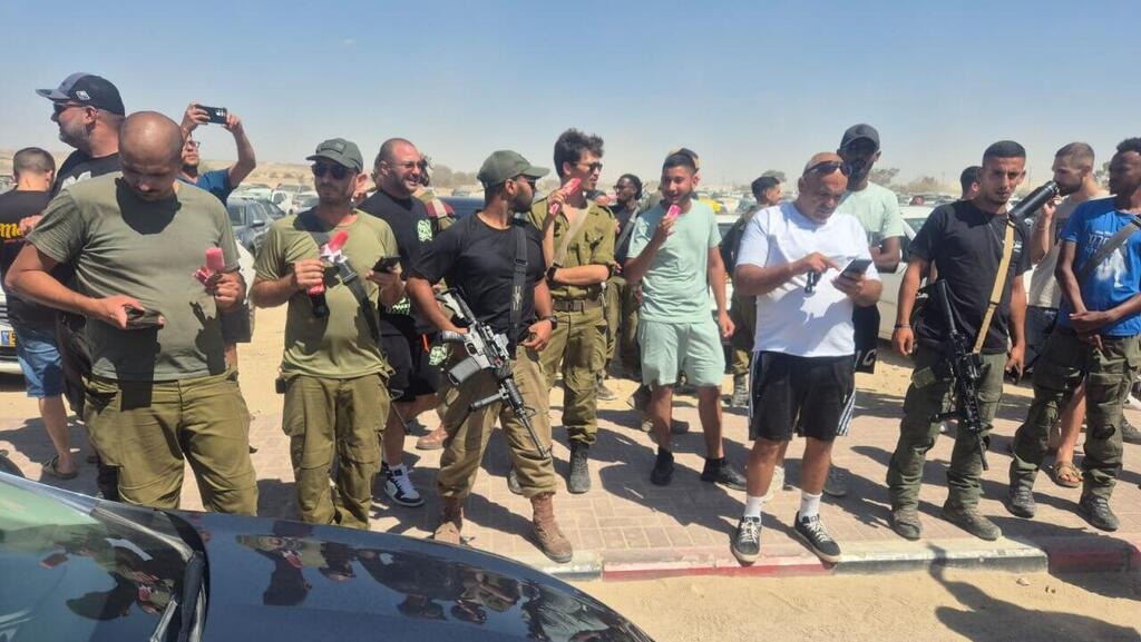 מהומה מחוץ למחנה (צילום: הרצל יוסף) מחאה נגד פשיטת המשטרה הצבאית על מתקן הכליאה בשדה תימן