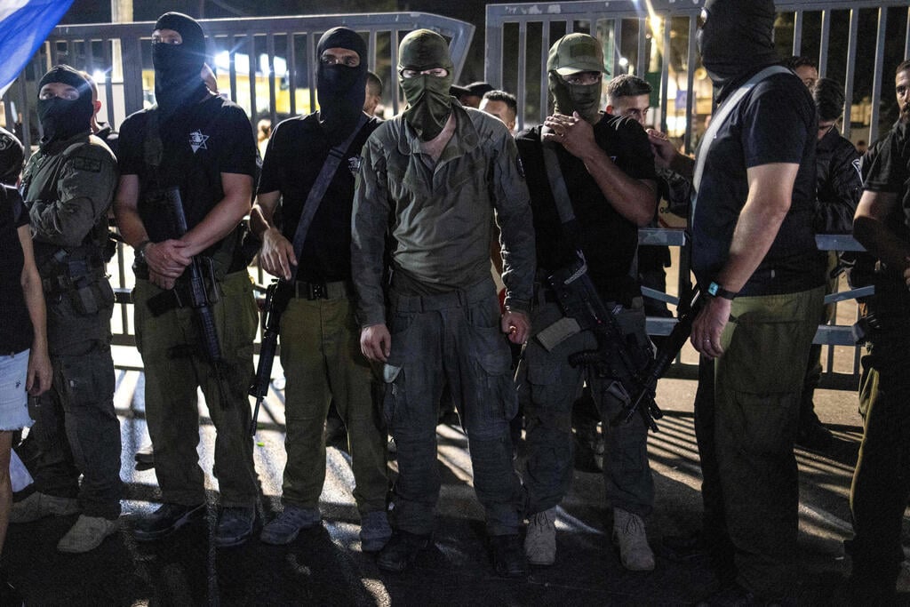 מפגינים בבית ליד