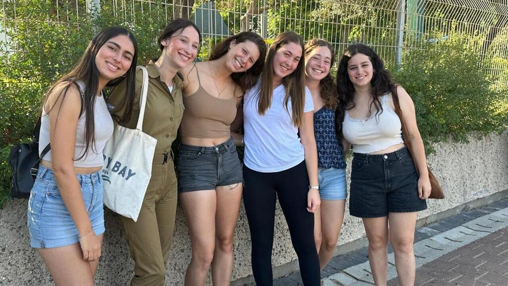 נעמה לוי בלשכת הגיוס לפני שנה (צילום: באדיבות המשפחה) נעמה לוי בלשכת הגיוס לפני שנה