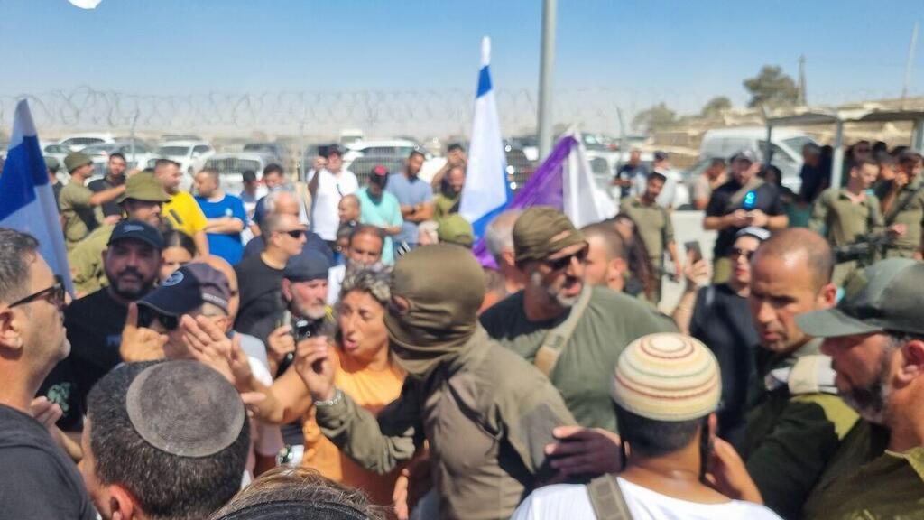 המהומה בשדה תימן (צילום: אילנה קוריאל) מחאה נגד פשיטת המשטרה הצבאית על מתקן הכליאה בשדה תימן