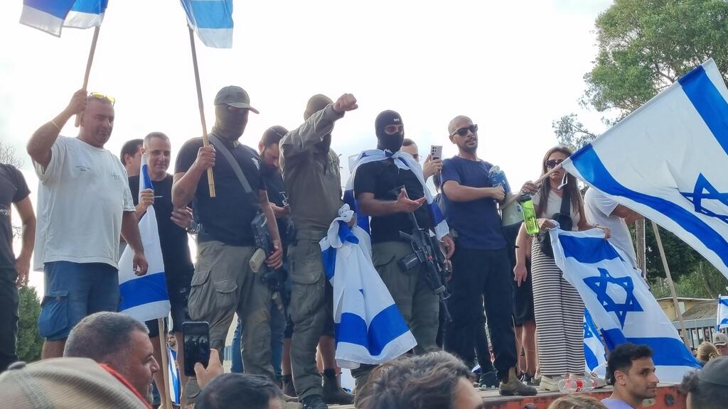 המחאה בבית ליד (צילום: יריב כץ) הפגנת תמיכה בחיילים העצורים בחשד להתעללות במחבל - בית ליד
