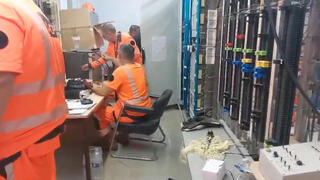 עובדי חברת הרכבות של צרפת באחת התחנות שהושחתו לפני פתיחת ה אולימפיאדה ב פריז עובדי חברת הרכבות של צרפת באחת התחנות שהושחתו לפני פתיחת ה אולימפיאדה ב פריז