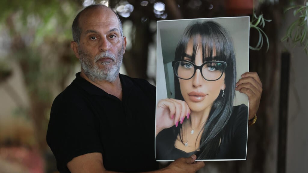 ברק סרי עם תמונת בתו יובל ז"ל. "בדרך הביתה הייתי רגוע, סוף סוף יש פתרון" (צילום: גדי קבלו) ברק סרי עם תמונת בתו יובל ז"ל
