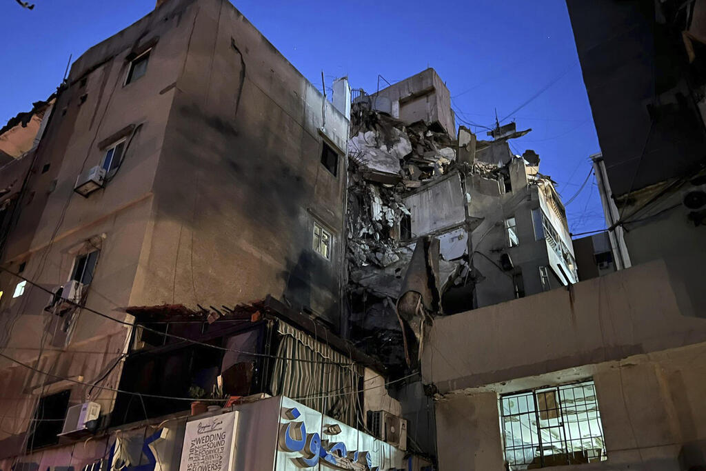 Aftermath of IDF strike (Photo: AP Photo/Hussein Malla) תקיפה בדאחייה בביירות
